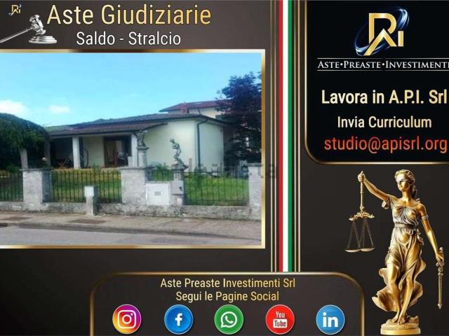 Case e ville in vendita di 309 m² in Via Luigi Einaudi, 35