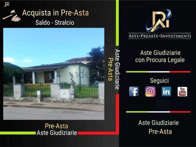 Case e ville in vendita di 309 m² in Via Luigi Einaudi, 35