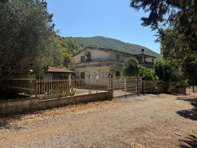 Case e ville in vendita di 310 m² in Via 20 Settembre