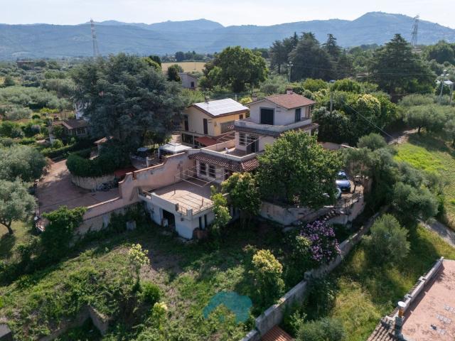 Case e ville in vendita di 310 m² in Via Colle Caroso