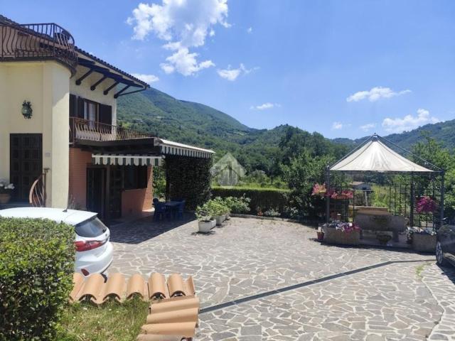 Case e ville in vendita di 310 m² in Via Cerqua Rosara, 21