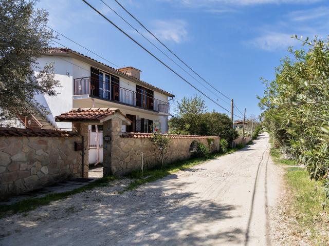 Case e ville in vendita di 310 m² in Via Giovanni Tinto