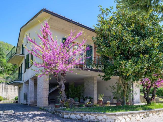 Case e ville in vendita di 310 m² in Via dei Ciliegi, 18