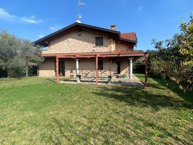 Case e ville in vendita di 310 m² in Via del Campo, 11