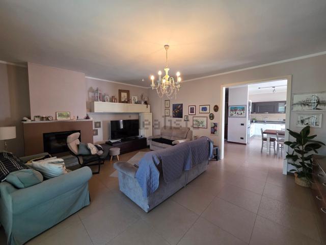 Case e ville in vendita di 310 m² in Via dell&apos Appennino, 73