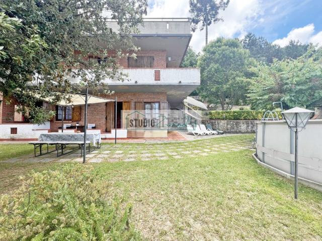 Case e ville in vendita di 310 m² in Via delle Capanne, 1185