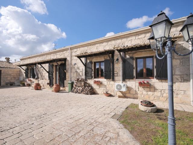 Case e ville in vendita di 310 m² in Via Ettore Fieramosca