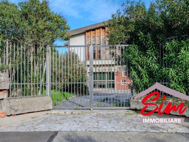 Case e ville in vendita di 310 m² in Via Fornaroli, 31