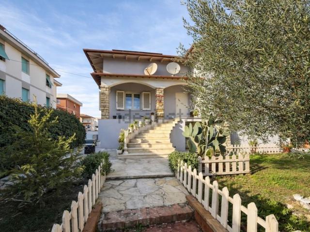 Case e ville in vendita di 310 m² in Via Francesco Petrarca