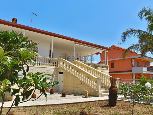 Case e ville in vendita di 310 m² in Via Fratelli Carnemolla, 65