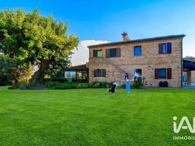 Case e ville in vendita di 310 m² in Via Fratte, 16