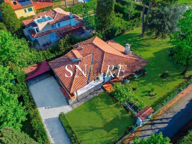 Case e ville in vendita di 310 m² in Via Leonardo Da Vinci