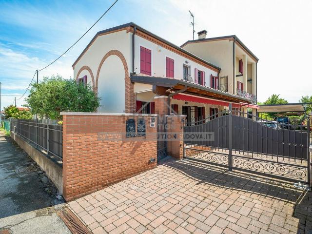 Case e ville in vendita di 310 m² in Via Lion, 2