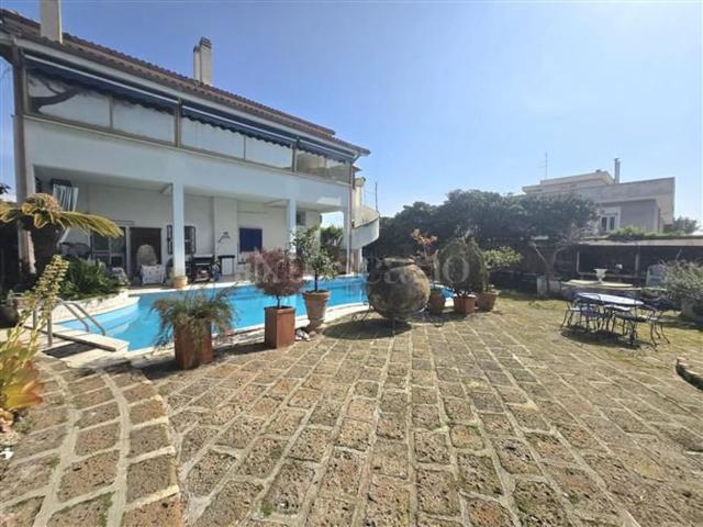 Case e ville in vendita di 310 m² in Via Meleagro