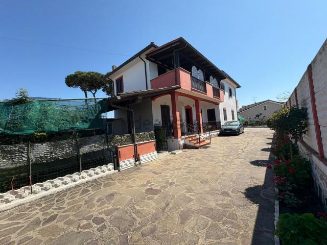 Case e ville in vendita di 310 m² in Via Nuoro
