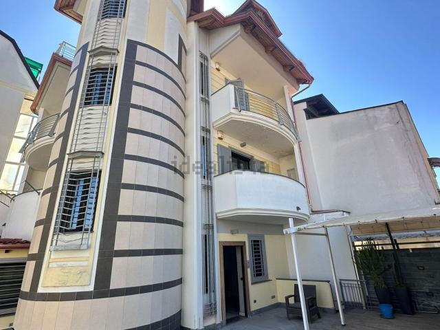 Case e ville in vendita di 310 m² in Via Santa Caterina da Siena