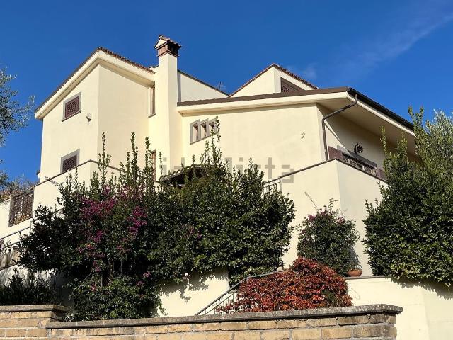 Case e ville in vendita di 310 m² in Via Santa Lucia 7/B