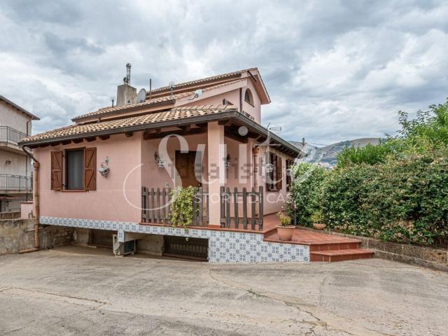 Case e ville in vendita di 310 m² in Via Pietre Mole
