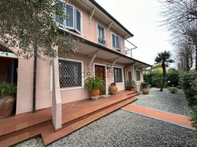 Case e ville in vendita di 310 m² in Via Pietro Mascagni