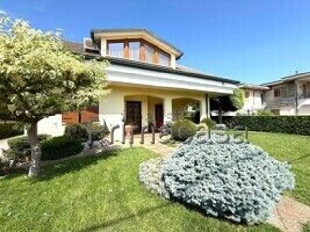 Case e ville in vendita di 310 m² in Via Roma