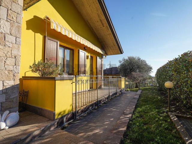 Case e ville in vendita di 310 m² in Via Trimagna, 22