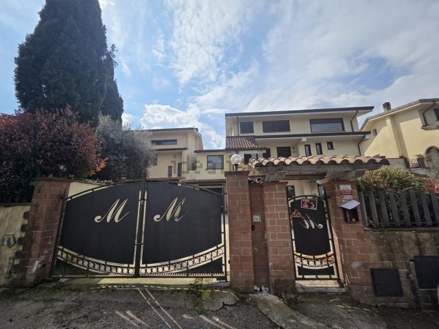 Case e ville in vendita di 310 m² in Viale Fabrateria Vetus