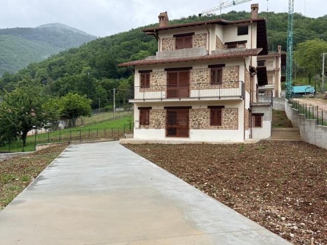 Case e ville in vendita di 310 m² in Strada comunale rieti cantalice