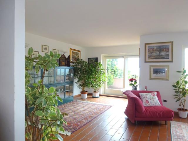 Case e ville in vendita di 310 m² in Strada di Piedimonte, 23