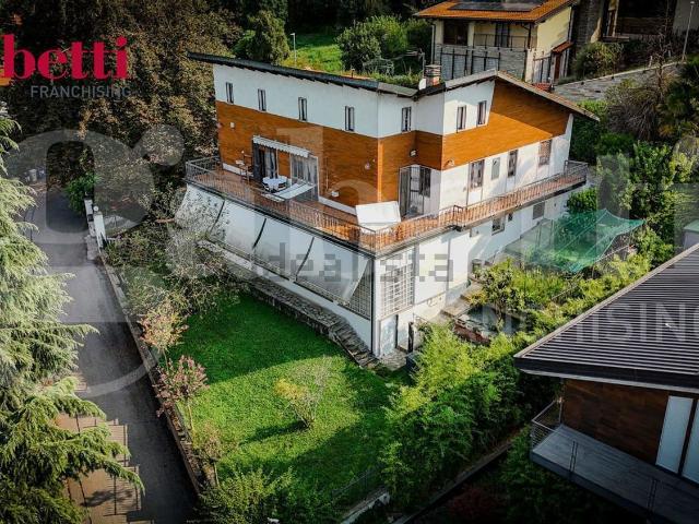 Case e ville in vendita di 310 m² in Strada Scalero, 18