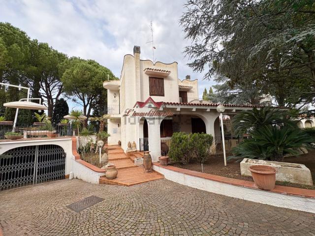 Case e ville in vendita di 310 m² in Strada Statale Bari Taranto