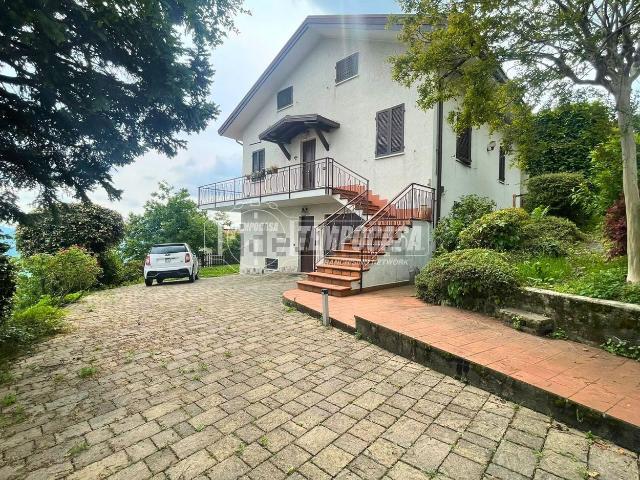 Case e ville in vendita di 311 m² in Via Airuno, 1