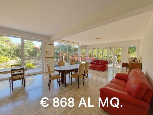 Case e ville in vendita di 311 m² in Via Duchessa d&apos Andria