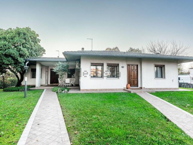 Case e ville in vendita di 311 m² in Via F. Crispi, 30