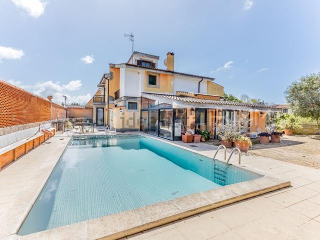 Case e ville in vendita di 312 m² in Via Calamide, 62