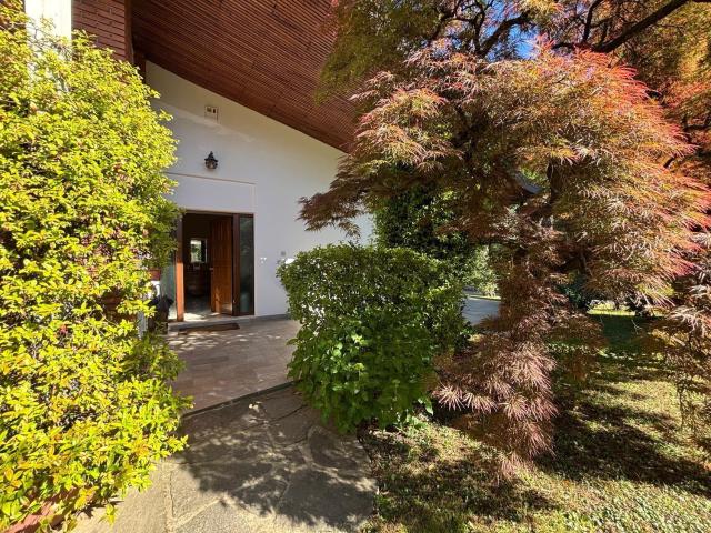 Case e ville in vendita di 312 m² in Via Achille Grandi