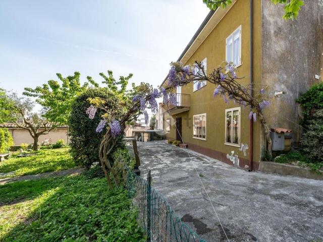 Case e ville in vendita di 312 m² in Via IV Novembre, 10