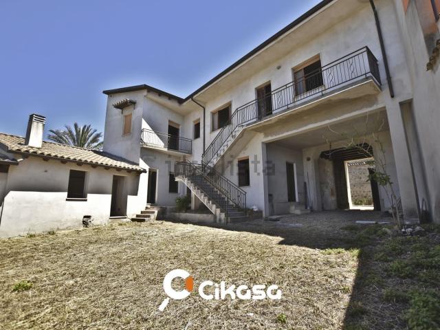 Case e ville in vendita di 312 m² in Via Serramanna