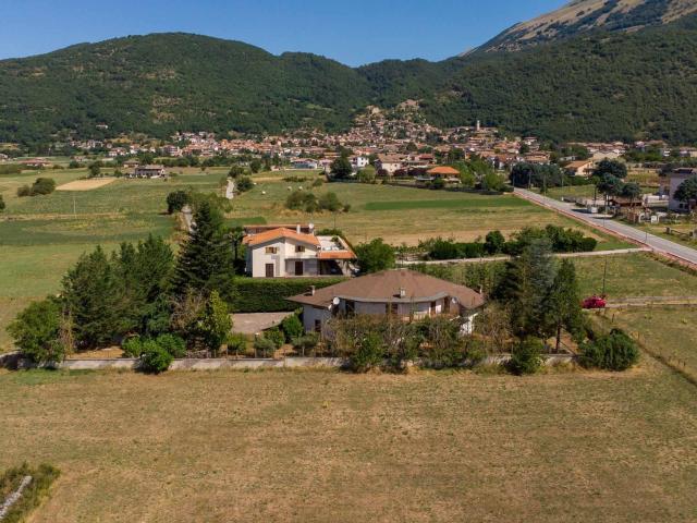 Case e ville in vendita di 312 m² in Via Valle Reale