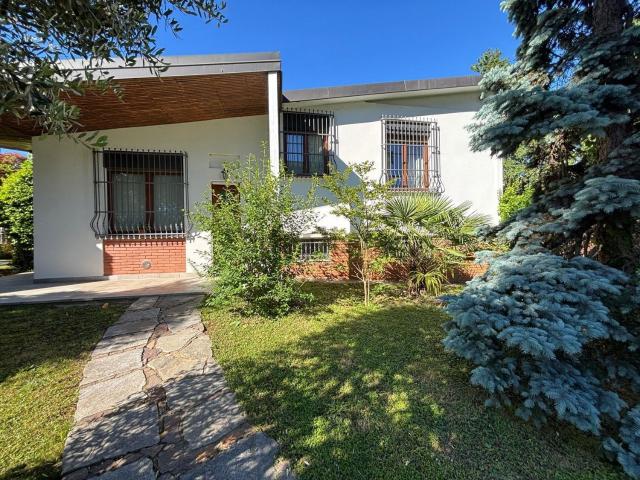 Case e ville in vendita di 312 m² in Via Valtellina