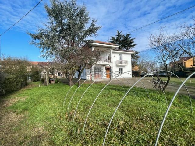Case e ville in vendita di 312 m² in Strada Sesia, 21