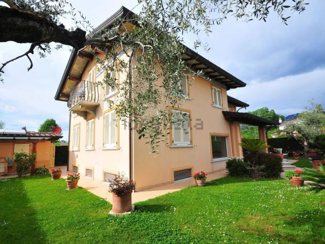 Case e ville in vendita di 313 m² in Via G. Parini