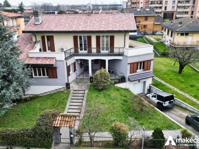 Case e ville in vendita di 313 m² in Via dei Gigli, 1