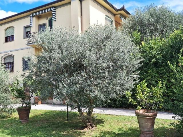 Case e ville in vendita di 313 m² in Via E. Che Guevara
