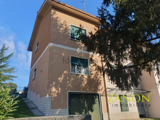 Case e ville in vendita di 313 m² in Via Roma, 13