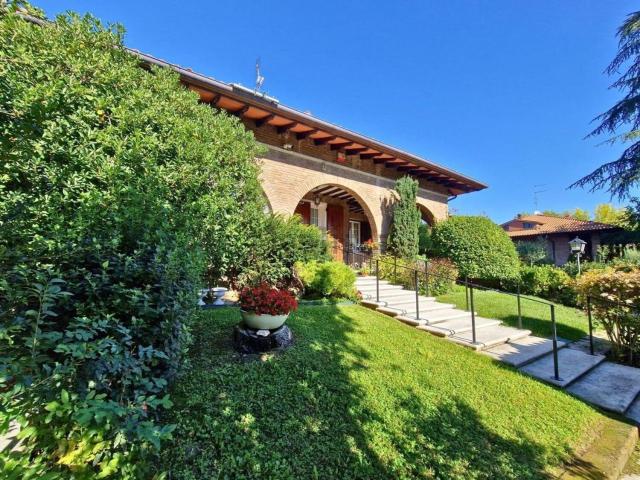 Case e ville in vendita di 313 m² in Viale della Resistenza, 40