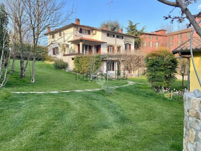 Case e ville in vendita di 314 m² in Via Montescano, 55