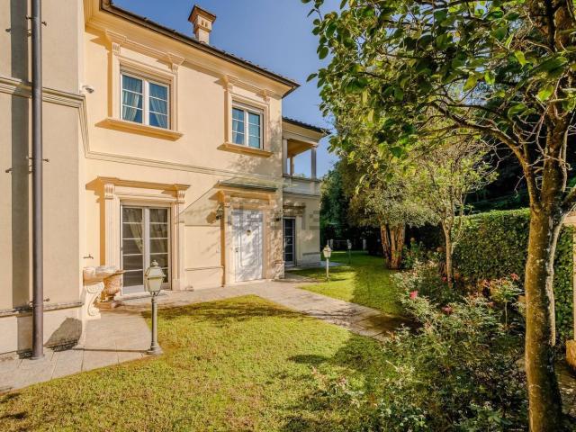 Case e ville in vendita di 314 m² in Via Raina