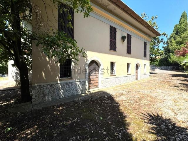 Case e ville in vendita di 315 m² in Via Bassiano, 269