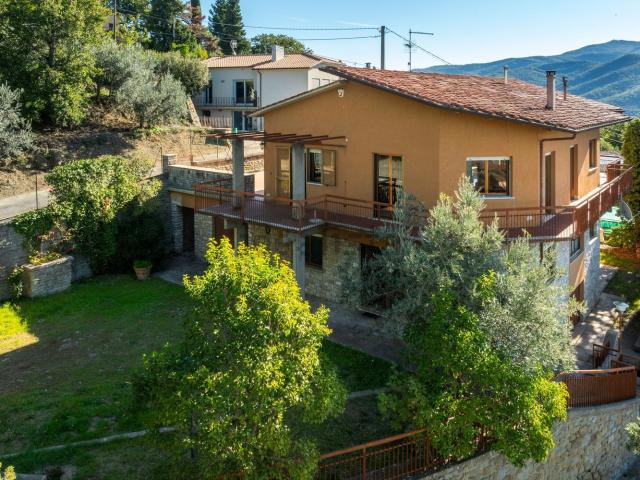 Case e ville in vendita di 315 m² in Via Fratelli Rosselli, 36