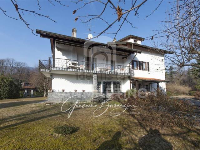 Case e ville in vendita di 315 m² in Via Monteggia